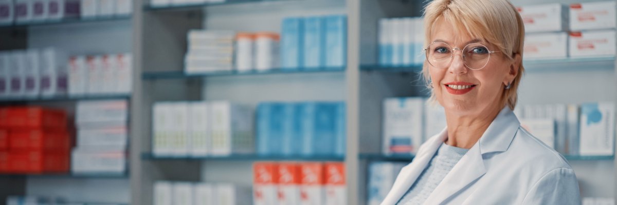 Eine Apothekerin in Portraitansicht in einer Apotheke