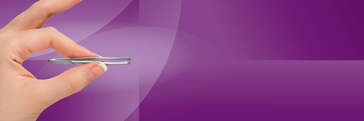 Apoline Pinzette Die Apoline-Pinzette wird mit einer Hand festgehalten. Hintergrund lila.